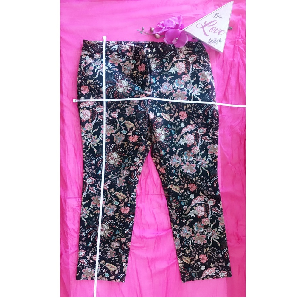 Vintage Floral Capri Pants - Picture 2 of 14